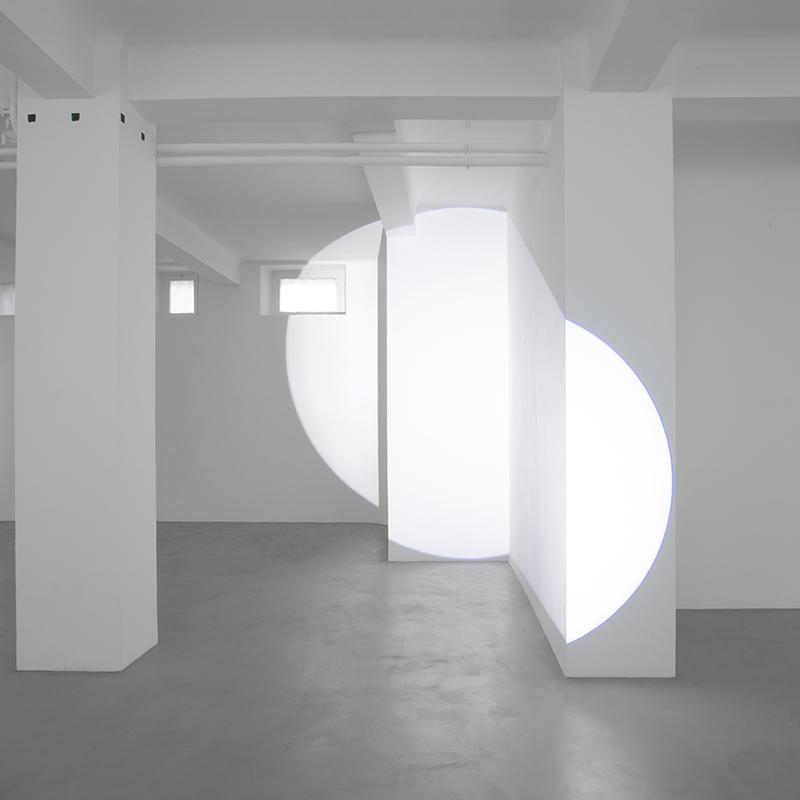 Poursuite au mur, fragmentée sur plusieurs plans (source au sol)