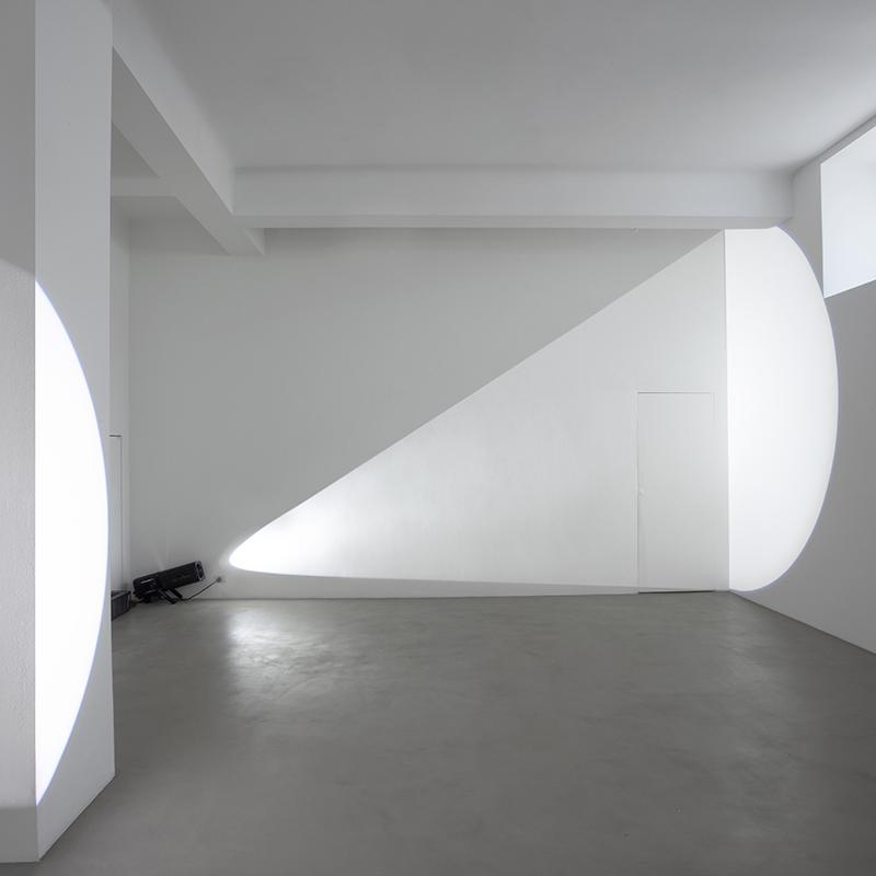 Poursuite au mur, mi-rasante, mi-frontale (source au sol)