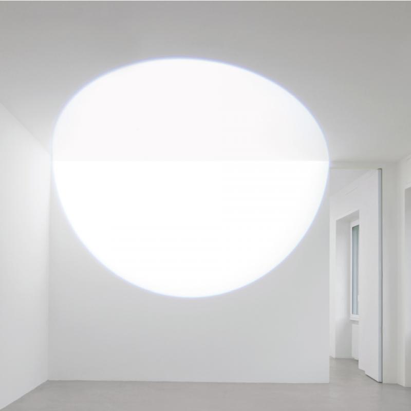 Au mur et au plafond, frontale et fragmentée en deux, calage latéral (source au sol)