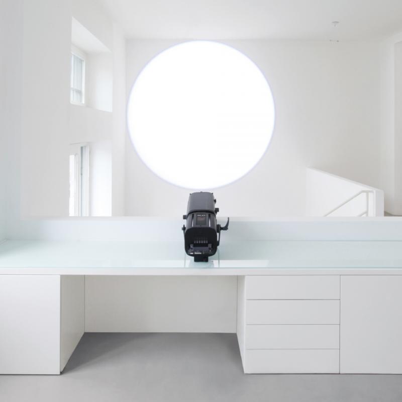 Au mur, frontale et entière, calage haut-angle (source médiane)