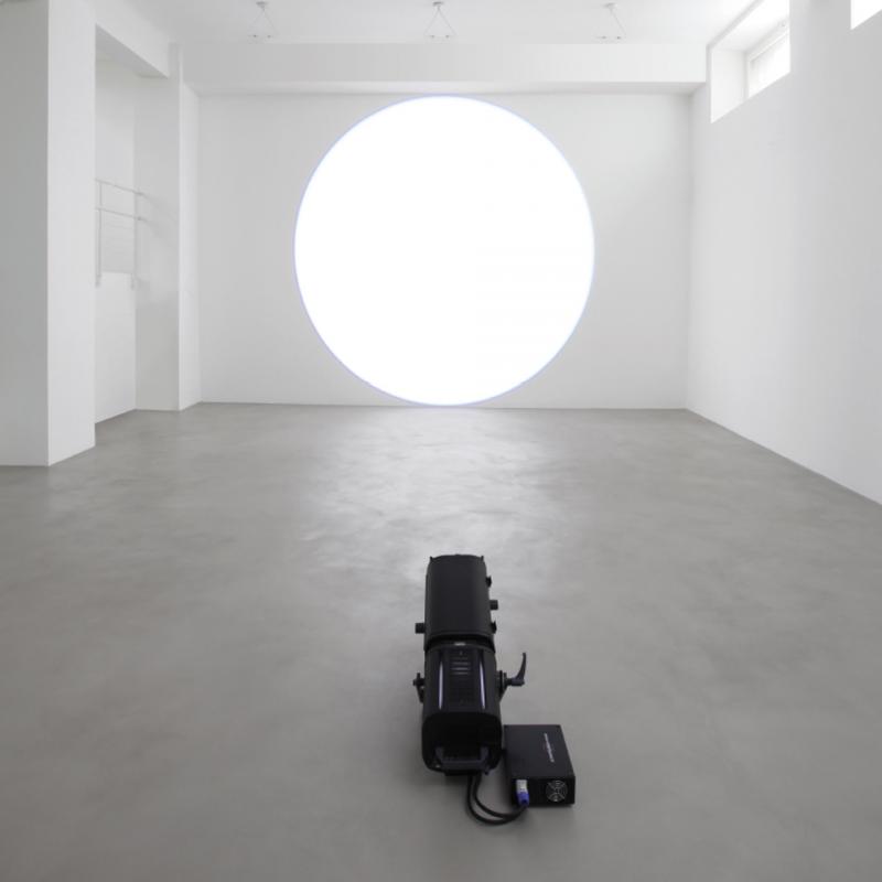 Au mur, frontale et entière, centrée, calage sol/plafond (source au sol)