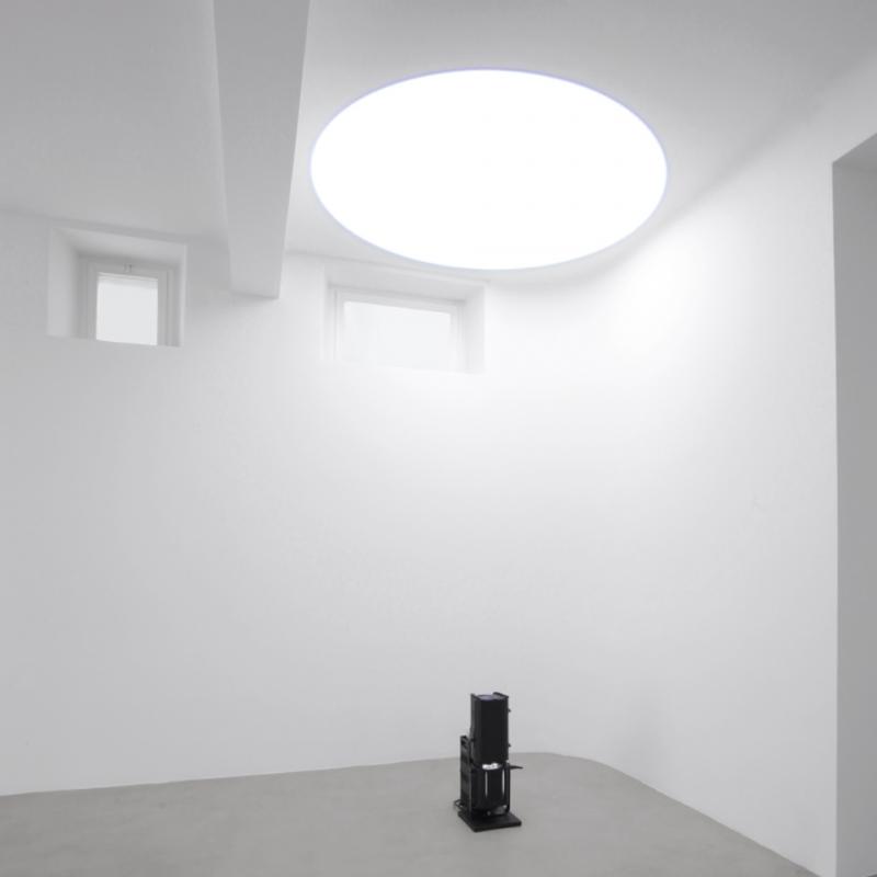 Au plafond, calage en angle (source au sol)