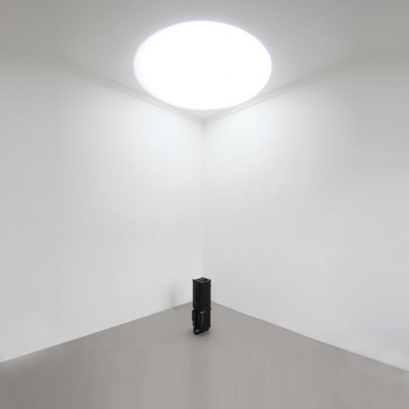 Au plafond, calage en angle (source au sol)