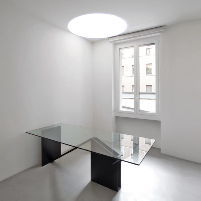 Au plafond, calage en angle (source au sol)