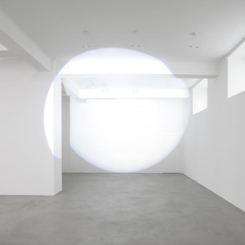 Fragmentée sur plusieurs plans (murs, plafond, poutres), ouverture maximale (source au sol)