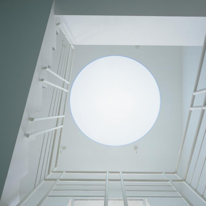 Poursuite du sol au plafond, centrée dans l'escalier