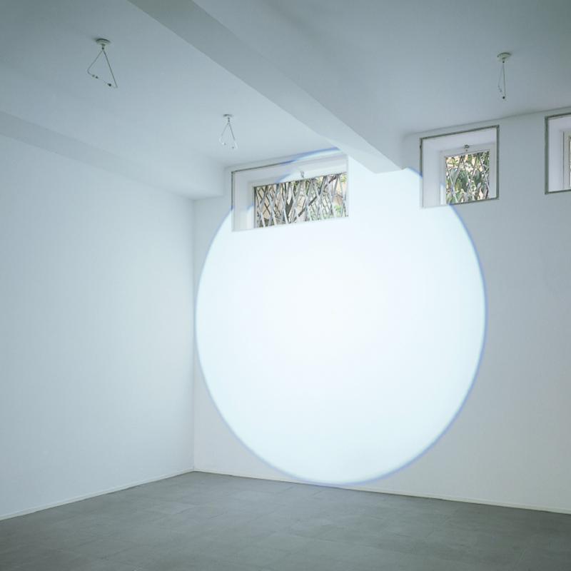 Poursuite frontal sur mur et fenêtre haute (projecteur au plafond), calage haut-bas-angle