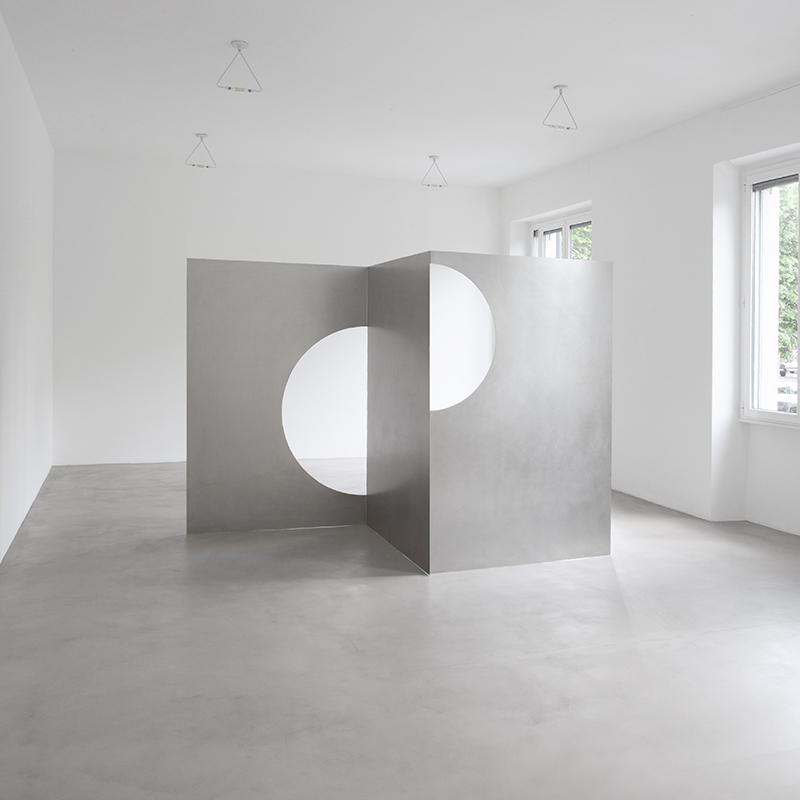 Pliée découpée: à hauteur d’homme (corps et vide)