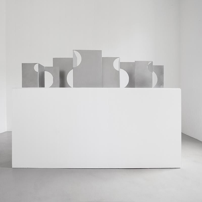 Suite en chicanes pour quatre sculptures domestiques