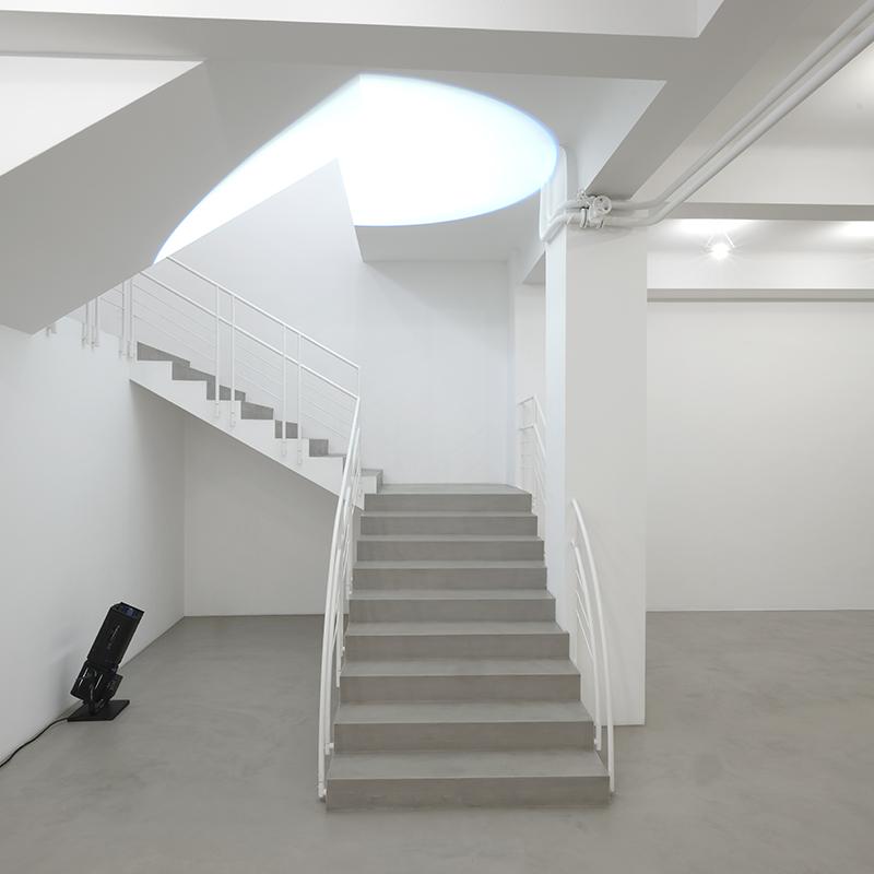 Poursuite ascendante, fragmentée sur plusieurs plans (source au sol)