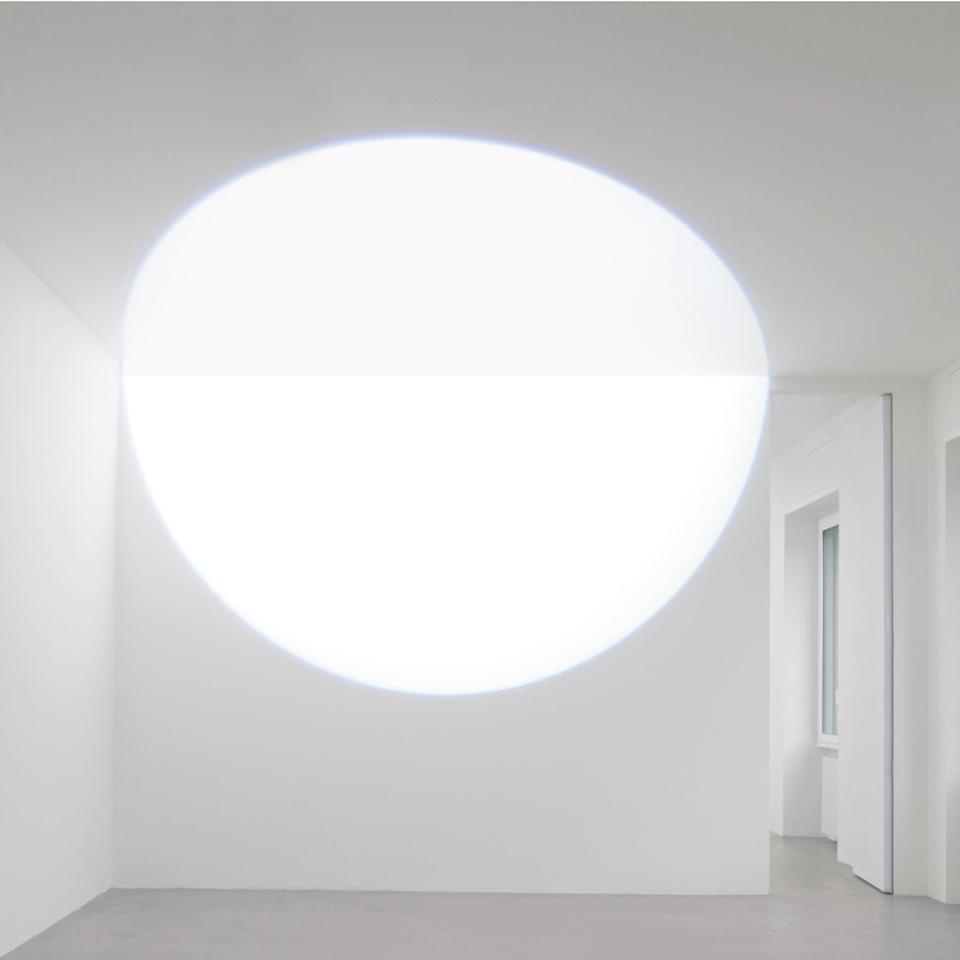 Au mur et au plafond, frontale et fragmentée en deux, calage latéral (source au sol)