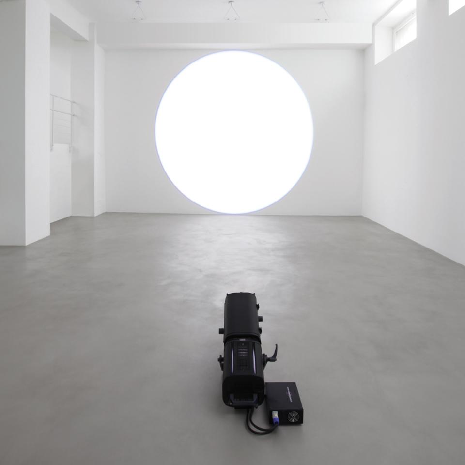 Au mur, frontale et entière, centrée, calage sol/plafond (source au sol)