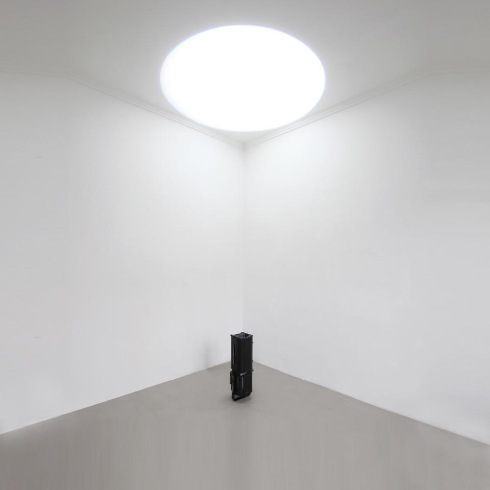 Au plafond, calage en angle (source au sol)