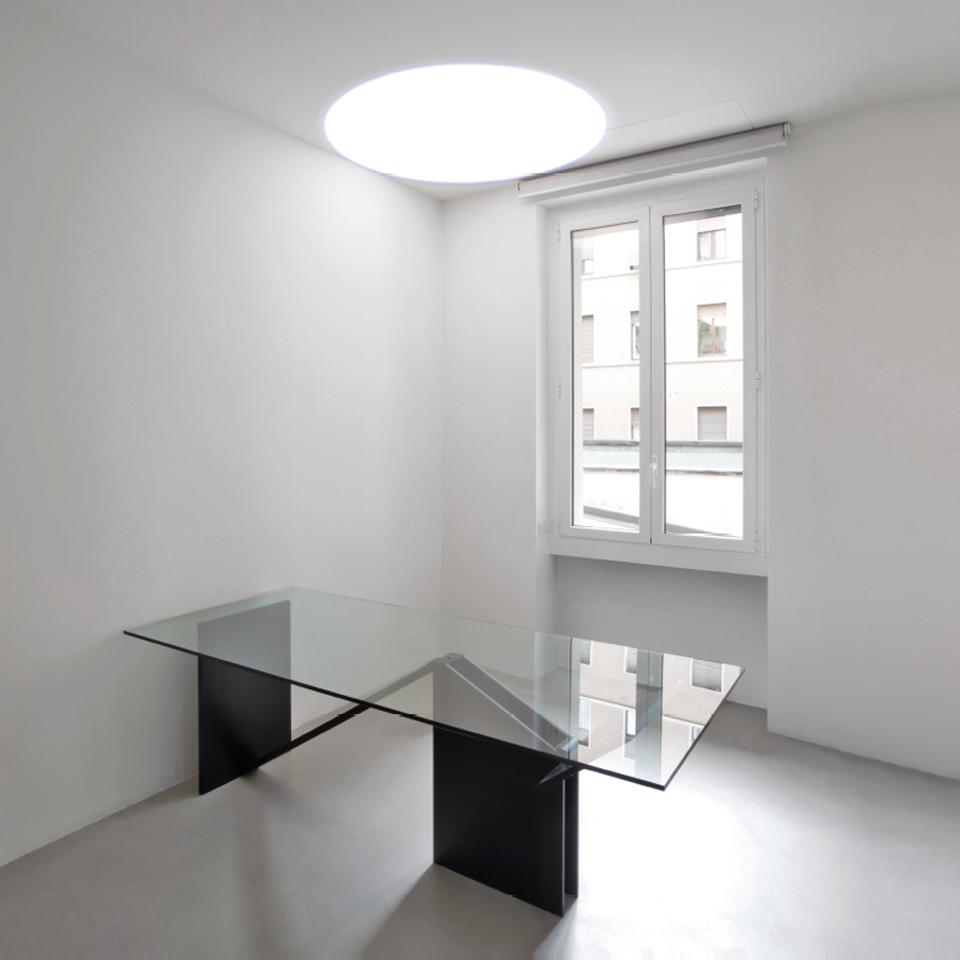 Au plafond, calage en angle (source au sol)