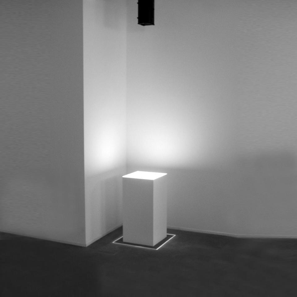 Découpe en douche sur socle et sol (socle blanc, source au plafond) n. 2