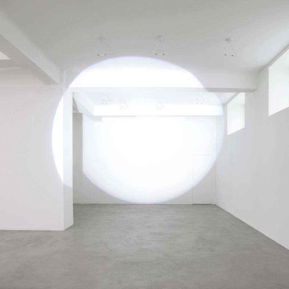 Fragmentée sur plusieurs plans (murs, plafond, poutres), ouverture maximale (source au sol)