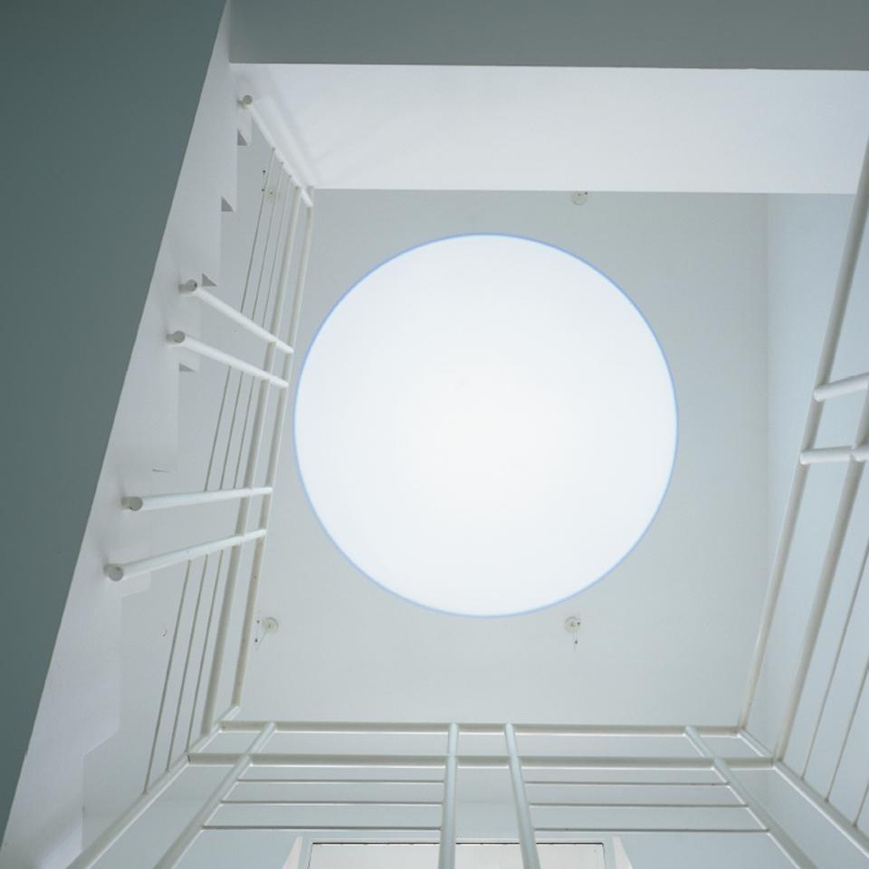 Poursuite du sol au plafond, centrée dans l'escalier